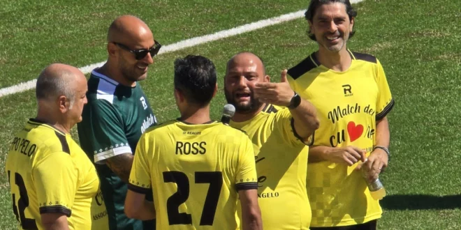 Pippo Pelo, Daniele Decibel Bellini, Rosario Morra, Enzo Busto e Gigi Esposito durante la partita per il Ghana
