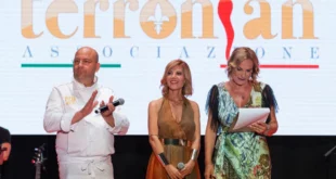 Un momento delle passate edizioni del Premio Eccellenze del Sud con Salvatore di Matteo, Shara e Lorenza Licenziati © Facebook