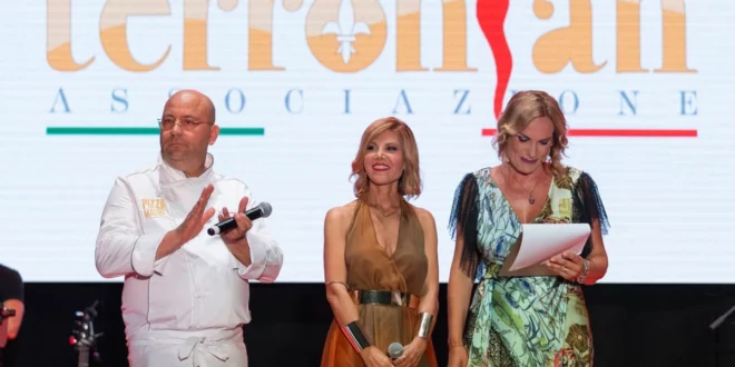Un momento delle passate edizioni del Premio Eccellenze del Sud con Salvatore di Matteo, Shara e Lorenza Licenziati © Facebook