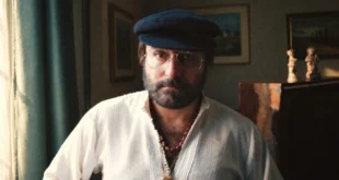 Valentino Aquilano nei panni di Lucio Dalla