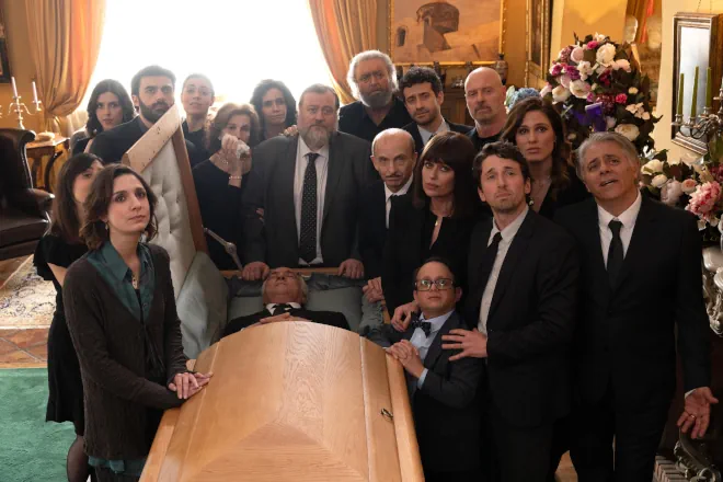Il cast di Un tranquillo funerale di Famiglia © Maria Marin