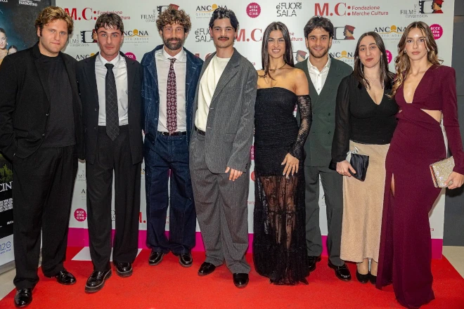 Simone Riccioni con il cast di Quello che resta di noi © Adolfo Franzo